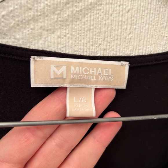 ✨3 for $50 ✨ Flowy Black Michael Kors Top with Gold Detailing in size L - Picture 3 of 5